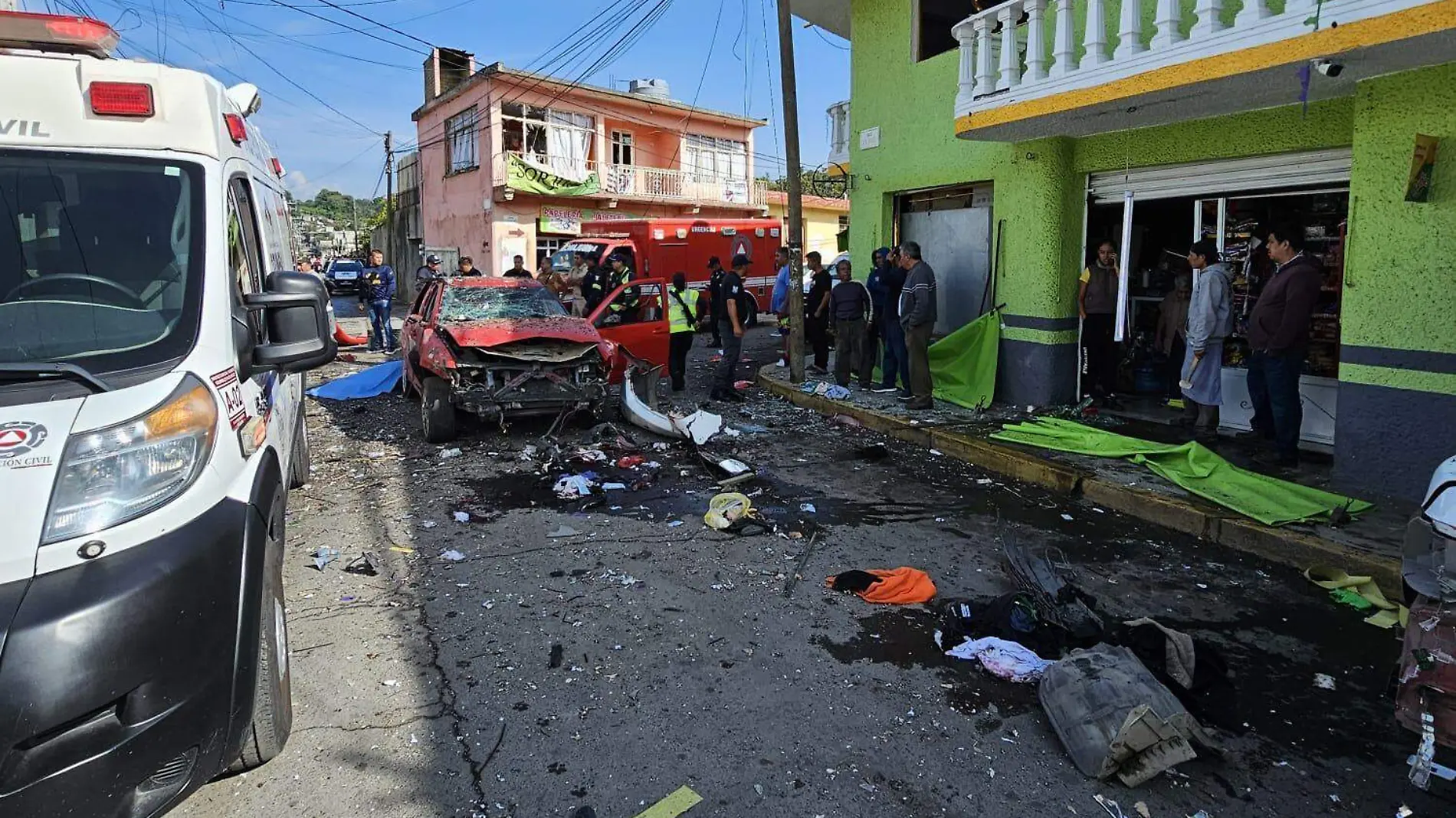 25 inmuebles y 4 autos afectados por explosión de pirotecnia en el Edomex